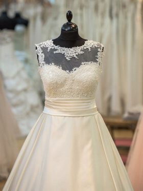 Brautkleider A-Linie Creme Satin Model Rachel