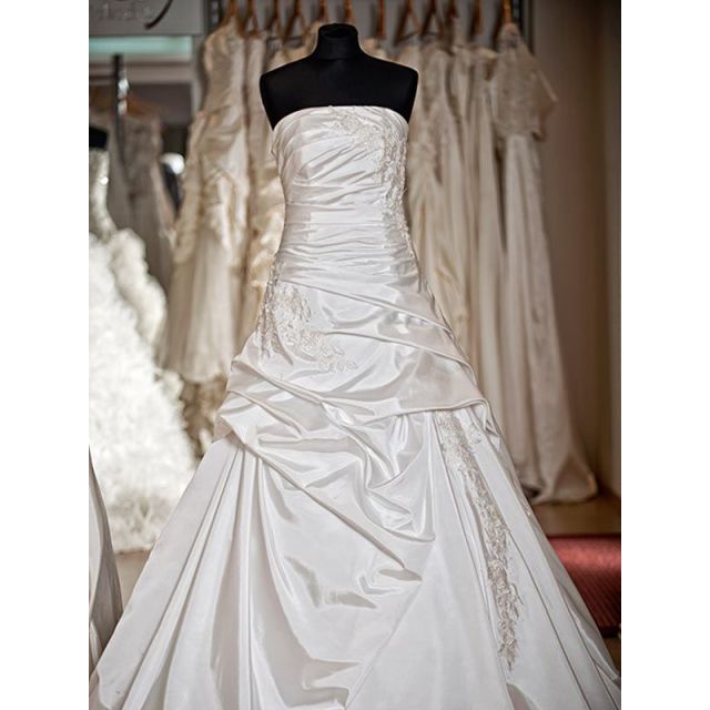 Brautkleider A Linie aus Taft mit drapierten Falten und Spitze Applikationen