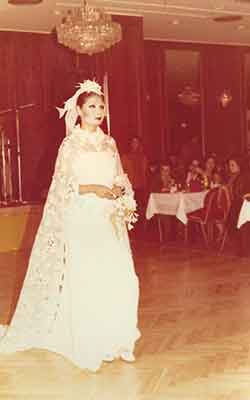 Ein Bild eines Brautmodel mit Bodenlangem Gewand 1977
