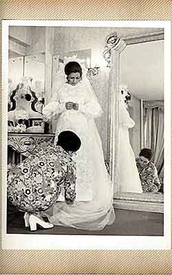 Ein Bild einer Brautkleid Anprobe aus den 70er