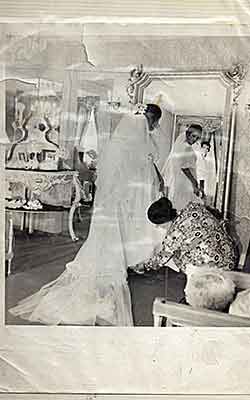 Ein Bild von dem Brautmodel beim herrichten Ihres Brautkleides
