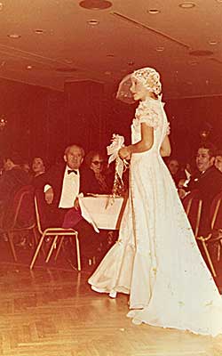 Ein Bild eines Brautmodels mit schöner Kopfbedeckung