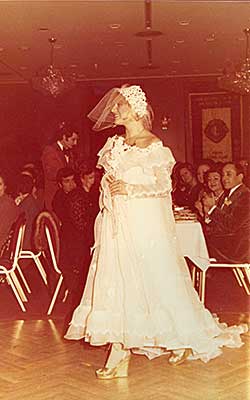 Ein Bild eines Models mit einem luftigen Brautkleid