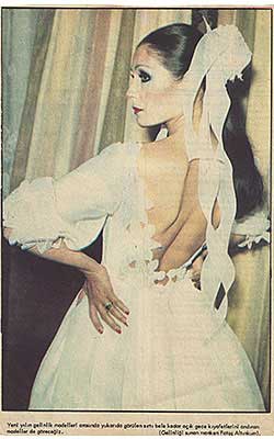 Ein Bild eines Models mit einem schönen Rückenfreien Brautkleid in der Modenschau vom Gökay Modehaus im Intercontinental Hotel
