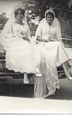 Ein Bild von zwei Brautmodel auf Ersin Gökays Auto