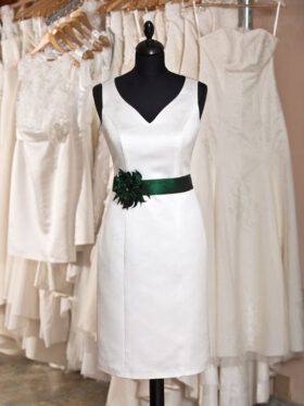 Standesamtkleid kurz v-schnitt mit grüne Blume Modell Marion