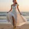 Aurelia Shore – Eleganz, Leichtigkeit und moderner Strand-Zauber Das Modell Aurelia Shore ist ein traumhaft leichtes One-Shoulder-Brautkleid, das Eleganz und Bewegungsfreiheit perfekt vereint. Die asymmetrische, links angesetzte Schulterapplikation aus feiner 3D-Blütenspitze verleiht dem Look eine romantische, feminine Note. Das Oberteil besticht durch sanfte, diagonale Chiffonfalten, die die Silhouette optisch strecken und der Braut eine besonders schmeichelhafte Form geben. Ab der Taille fließt der Rock in weichem, mehrlagigem Chiffon sanft nach unten – bei jeder Bewegung entsteht ein luftiger, schwebender Effekt, ideal für Strandhochzeiten oder freie Trauungen im Sommer. Die feinen Spitzenakzente an der Taille runden das Design harmonisch ab und setzen zarte Highlights. Aurelia Shore ist das perfekte Kleid für Bräute, die einen leichten, modernen und dennoch romantischen Look suchen – ein Kleid, das mit dem Wind spielt und in natürlicher Umgebung besonders strahlt.