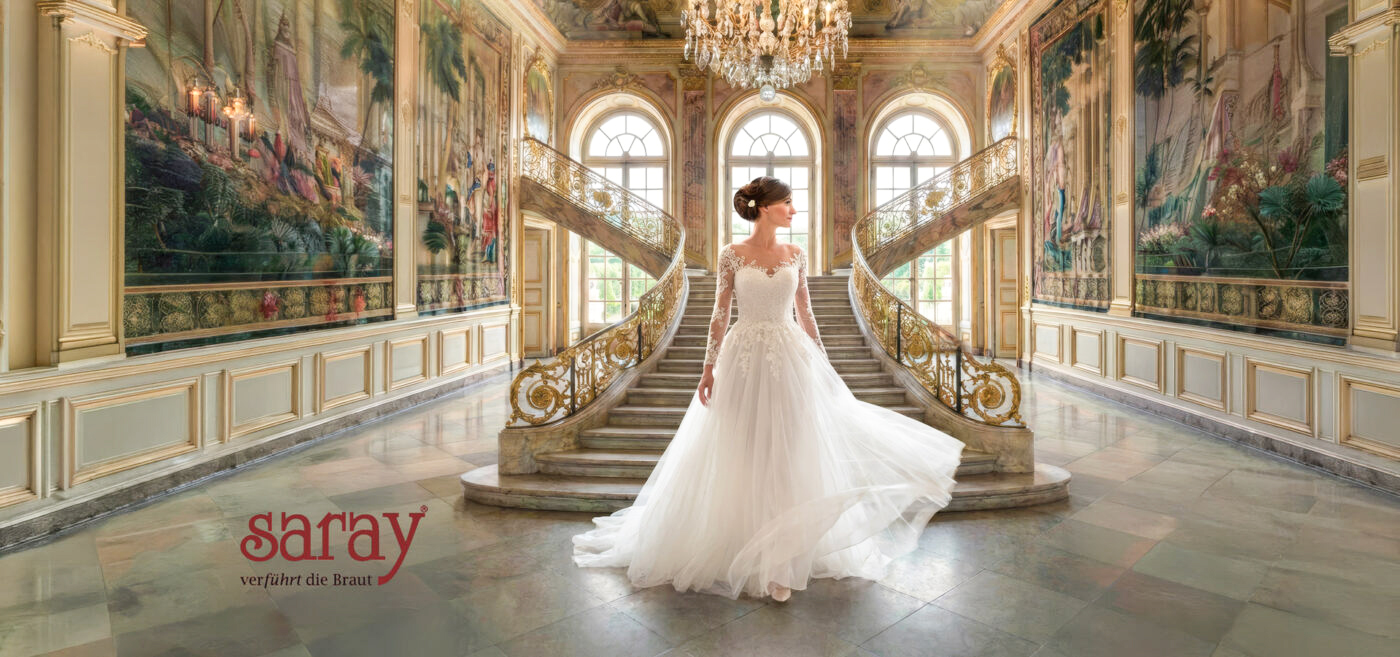 Elegantes Brautkleid im luxuriösen Schlossambiente – Saray Brautmoden