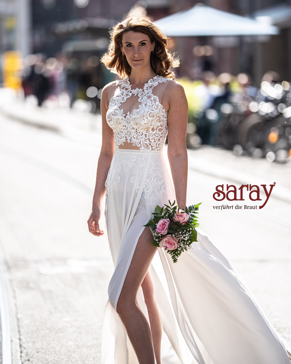 Braut aus Bad Homburg im Brautkleid mit Spitzenoberteil und Chiffonrock – Saray Brautmoden