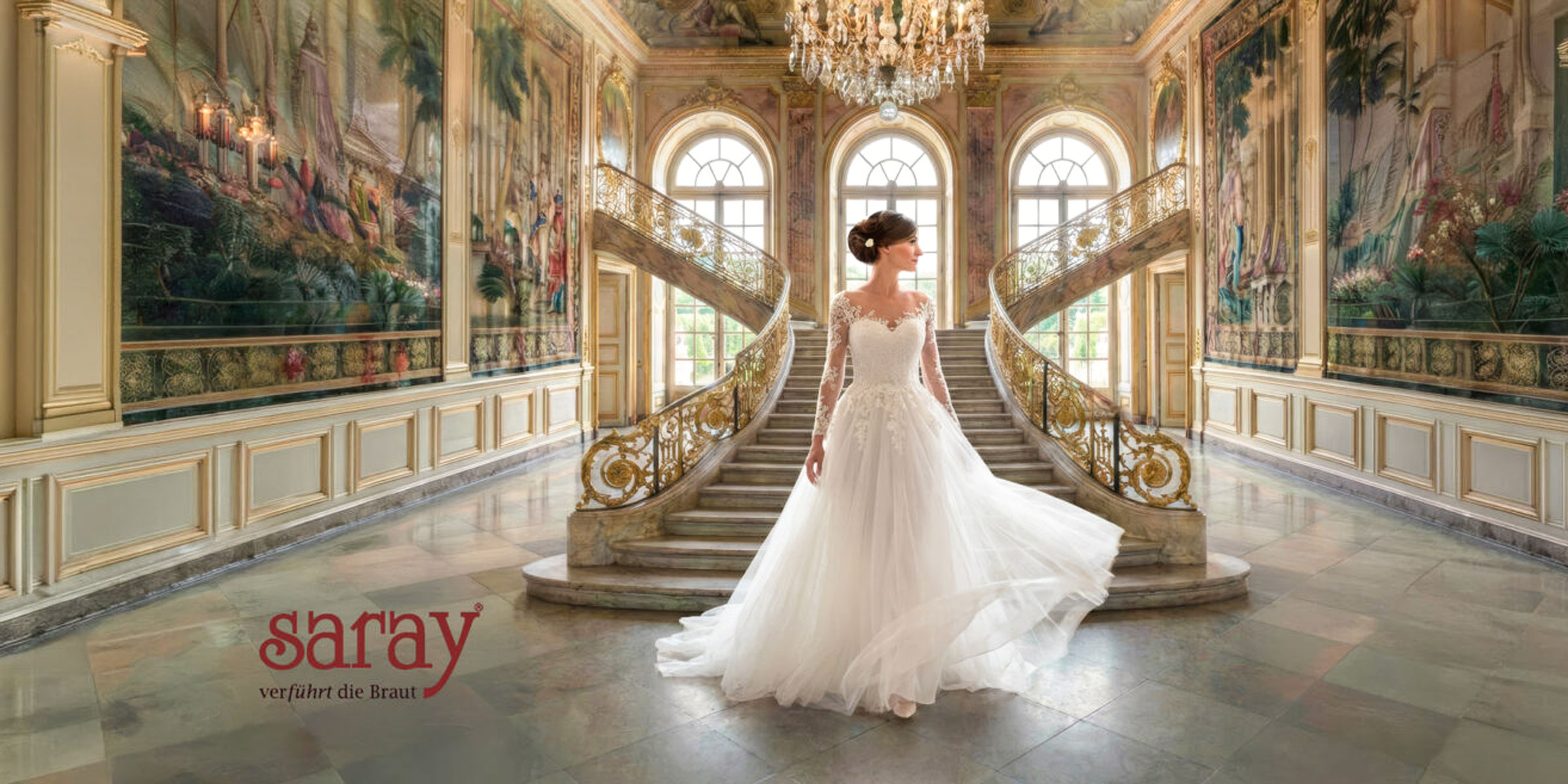 Braut im Spitzen-Brautkleid im Schloss – Saray Brautmoden für Brautpaare aus Bad Homburg